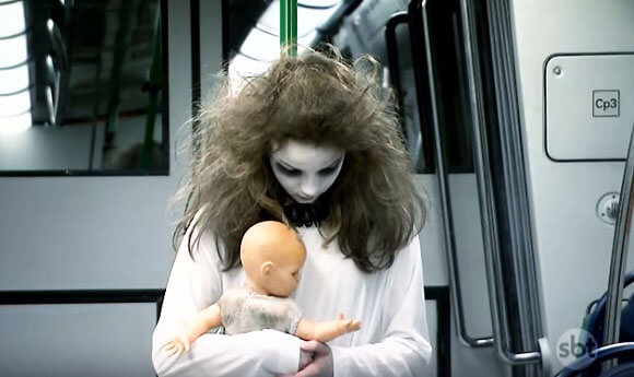 恐怖の地下鉄ゾンビドッキリ 赤ん坊を抱えた少女の幽霊が突然現れパニックに陥る乗客達 ドッキリ動画３６９